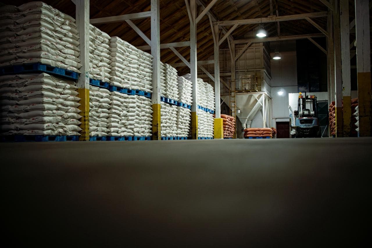 Bodega de la planta Molinera Traiguén con sacos de harina almacenados